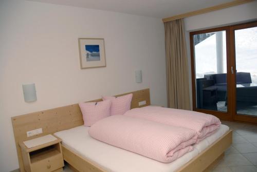 1 queen bed, 1 sofa bed