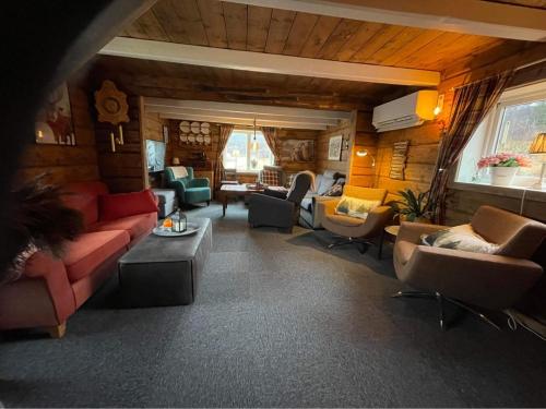 Rauvassgården, romslig, 5 sov, kjøkken, WiFi (Rauvassgarden, romslig, 5 sov, kjøkken, WiFi) in โม อี รานา