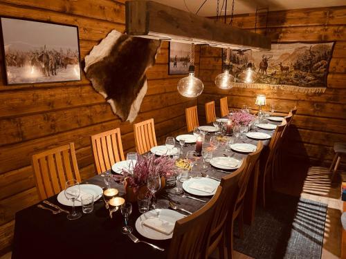 Rauvassgården, romslig, 5 sov, kjøkken, WiFi (Rauvassgarden, romslig, 5 sov, kjøkken, WiFi) in โม อี รานา