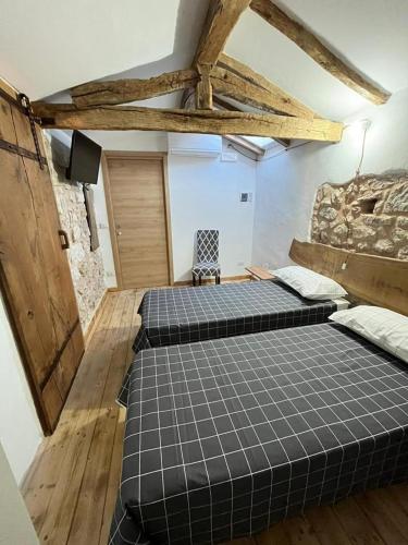 2 twin beds