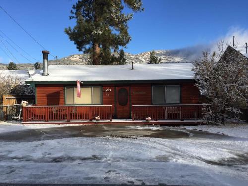 BEAR CABIN GETAWAY!!!SPA Pet Friendly Backyard in Big Bear City, Vereinigte Staaten von Amerika