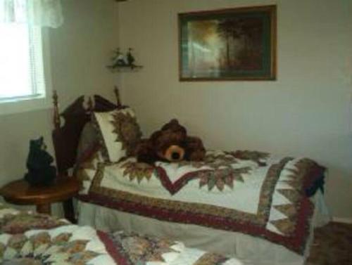 BEAR CABIN GETAWAY!!!SPA Pet Friendly Backyard in Big Bear City, USA