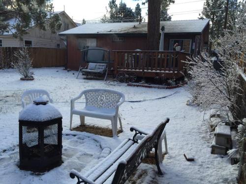 BEAR CABIN GETAWAY!!!SPA Pet Friendly Backyard in Big Bear City, USA