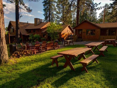 Exterior view, Cedar Glen Lodge in Tahoe Vista (CA)
