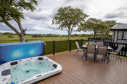 Glenfinnan Hot Tub Lodge 29 Cameron, St Andrews 3