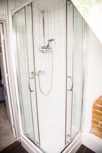 Twin room, shower