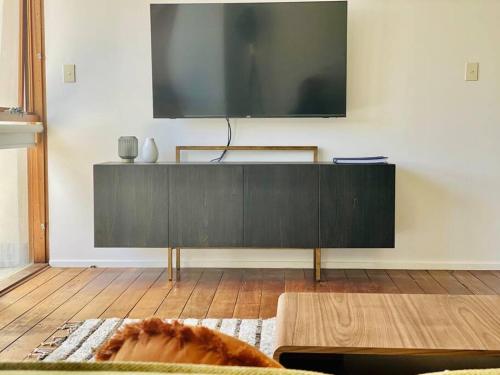 Poolside Apartment In Central Byron