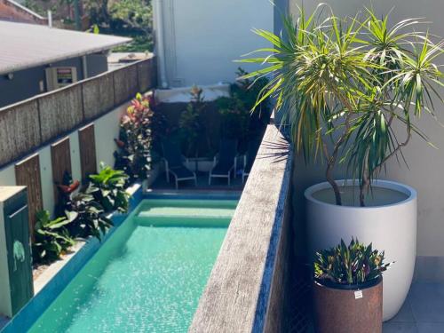 Poolside Apartment In Central Byron