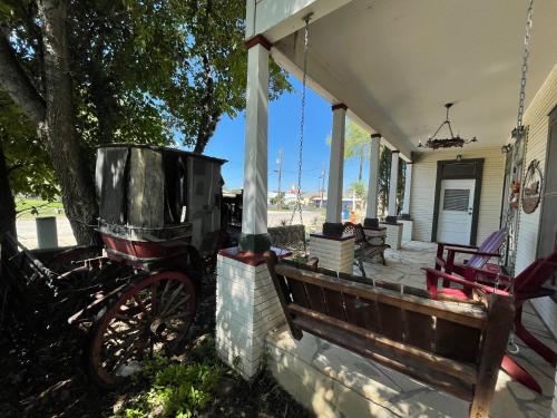 Carriage Inn - Utopia Suite 4 in Bandera, USA