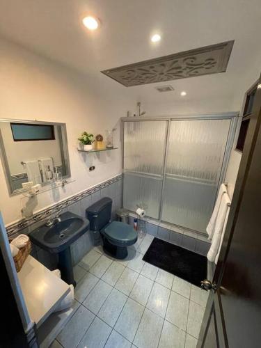 Bathroom, Elegante Casa de 4 Habitaciones a Solo 15 Minutos del Corazon de la Ciudad in San Sebastian