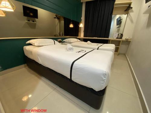 Twin Room image 6