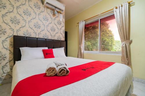 RedDoorz near Tomang 2 Room Type - Deluxe Room