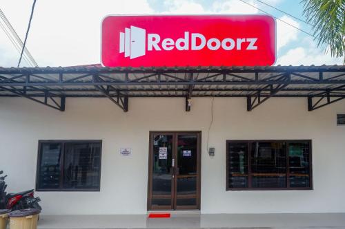 Entrance, RedDoorz Syariah near RS Soeradji Pemuda Klaten in Klaten