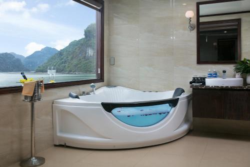 مون شيري كروزز (Mon Cheri Cruises) in جزيرة توان تشاو