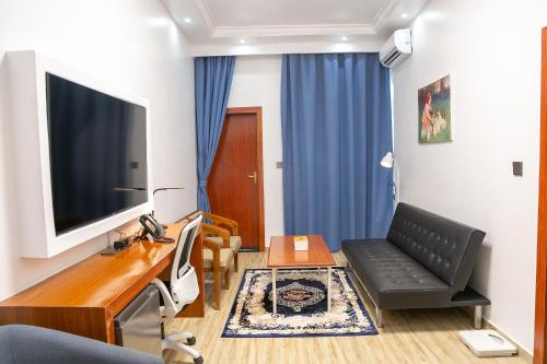 1 queen bed, 1 sofa bed