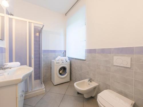 Bathroom, Casa Al Vicolo Di Ranco 50mt From Beach - Happy Rentals in Ranco