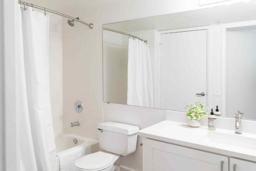 Bathroom, Modern Luxury Apartments in Boynton Beach Florida in Leisureville