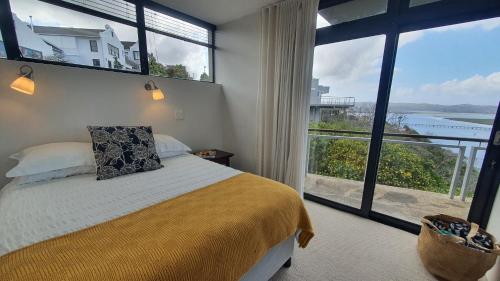 Dazzling View, Knysna - Stunning holiday villa with roof deck & 360° views Dazzling View, Knysna - Stunning holiday villa with roof deck & 360° views