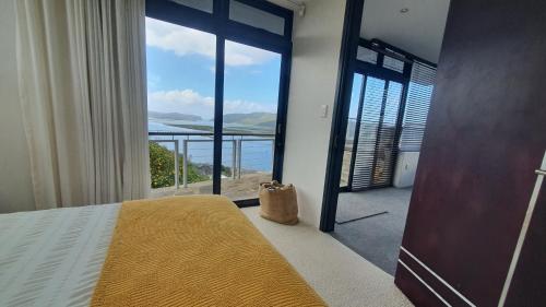 Dazzling View, Knysna - Stunning holiday villa with roof deck & 360° views Dazzling View, Knysna - Stunning holiday villa with roof deck & 360° views