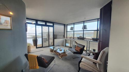 Dazzling View, Knysna - Stunning holiday villa with roof deck & 360° views Dazzling View, Knysna - Stunning holiday villa with roof deck & 360° views