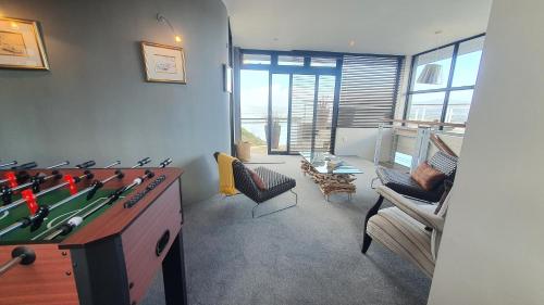 Dazzling View, Knysna - Stunning holiday villa with roof deck & 360° views Dazzling View, Knysna - Stunning holiday villa with roof deck & 360° views