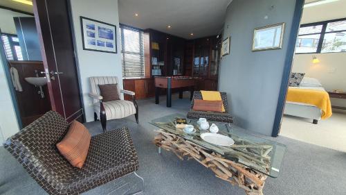 Dazzling View, Knysna - Stunning holiday villa with roof deck & 360° views Dazzling View, Knysna - Stunning holiday villa with roof deck & 360° views