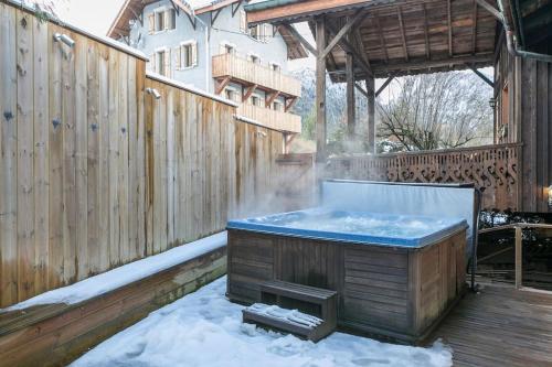 Hot tub, Chalet Credence Morzine Outdoor Hot Tub Sleeps 19 in Morzine