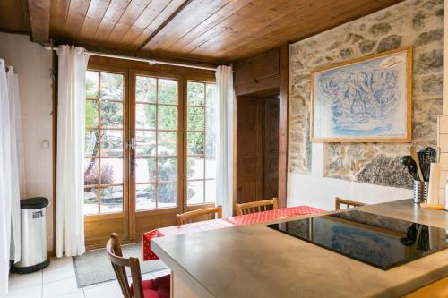 Kitchen, Chalet Credence Morzine Outdoor Hot Tub Sleeps 19 in Morzine