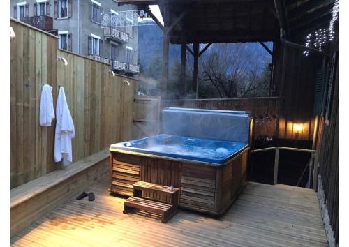 Hot tub, Chalet Credence Morzine Outdoor Hot Tub Sleeps 19 in Morzine