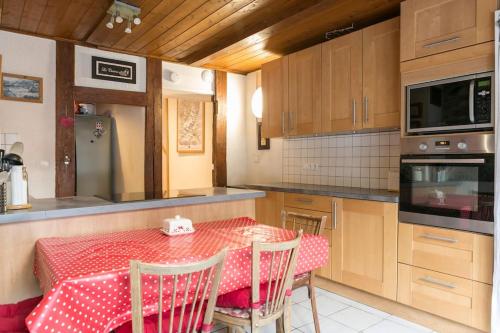 Kitchen, Chalet Credence Morzine Outdoor Hot Tub Sleeps 19 in Morzine