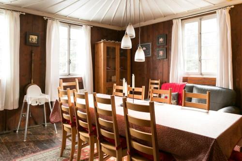 Banquet hall, Chalet Credence Morzine Outdoor Hot Tub Sleeps 19 in Morzine