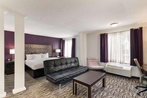 Clarion Inn & Suites Across From Universal Orlando Resort