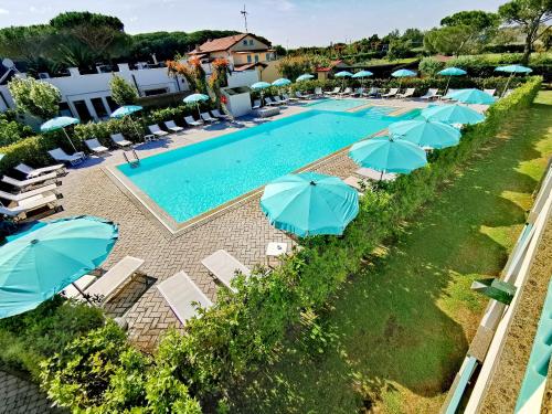 Apartments in residence in Vada with swimming pool 450 meters from the sea