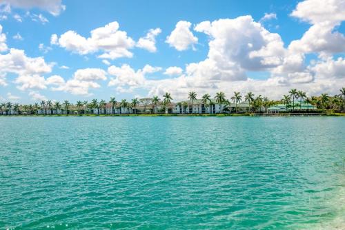 Bright and Modern Apartments at Palm Trace Landings in South Florida photo 2