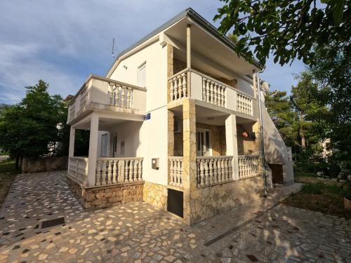  Apartments Lana - 30 m from the sea, Pension in Seline