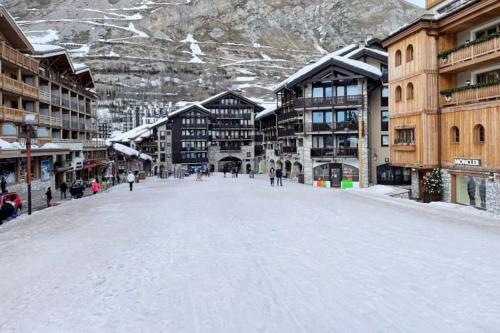 Central 3 bedroom chalet with balcony Val d Isere