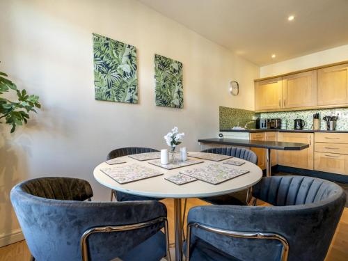 Picture of Pass The Keys Stunning 2Br Apt With Balcony Next To Queens Uni
