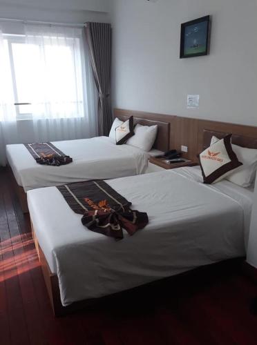 a hotel room with two beds and two lamps, Draco QK3 Hotel in Cat Ba Island
