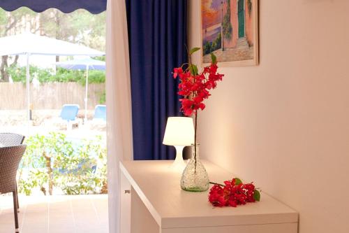 Apartamentos Cala Murada Minigolf - Tap to explore photos