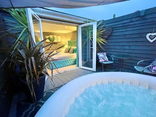 A Hidden Gem With Private Hot Tub and Garden - Netflix - Fast Wifi - Free Parking