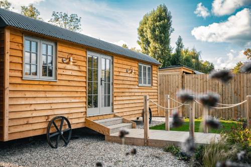 Lake Hut with Alfresco Tub