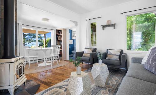 Cozy Oceanfront Cottage Located on Pirate Cove