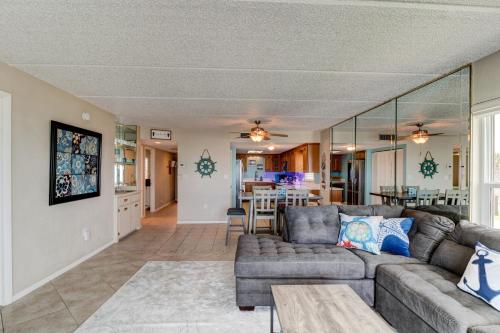 Oceanfront Sunrise 2 Bed 2 Bath Condo with Pool in Ormond Beach, USA