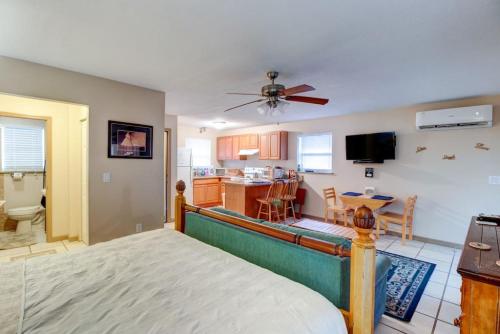Good Old Days Cottage King Bed Pet Friendly in Daytona Beach, USA