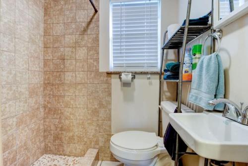 Good Old Days Cottage King Bed Pet Friendly in Daytona Beach, USA