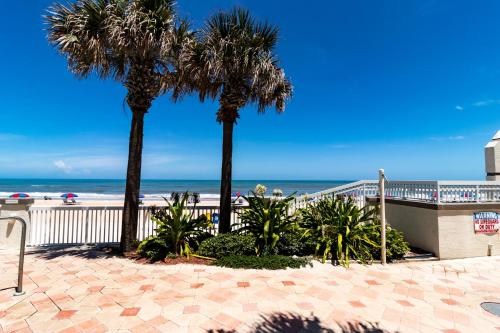 Direct Oceanfront Condo with Kitchen