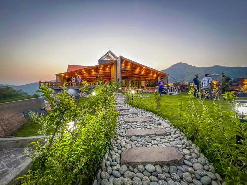 Pantara Farmhouse - Luxurious Mountain top bungalow