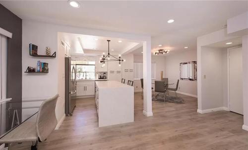 Private room in beautiful modern Calabasas townhouse - Accommodation - Calabasas