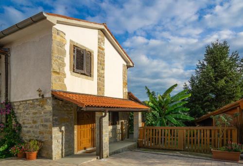 Istrian Stone House with a big garden - Marezige