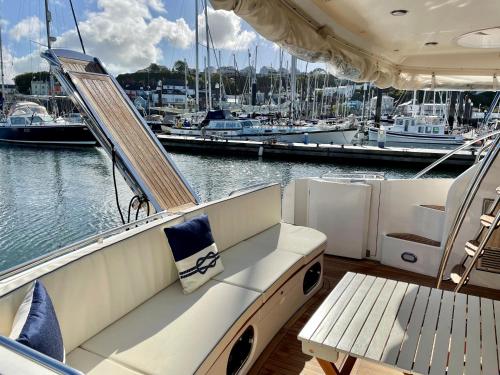 Instalaciones, Tranquility Yachts -a 52ft Motor Yacht with waterfront views over Plymouth. in Efford